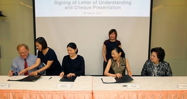 (Seated from left to right) Prof Patrick Casey, Senior Vice Dean, Duke-NUS Medical School, Ms Belinda Tanoto, Prof Ivy Ng signing the Letter of Understanding, witnessed by Ms Tinah Bingei Tanoto, Founder and Trustee, Tanoto Foundation,