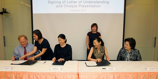 (Seated from left to right) Prof Patrick Casey, Senior Vice Dean, Duke-NUS Medical School, Ms Belinda Tanoto, Prof Ivy Ng signing the Letter of Understanding, witnessed by Ms Tinah Bingei Tanoto, Founder and Trustee, Tanoto Foundation,