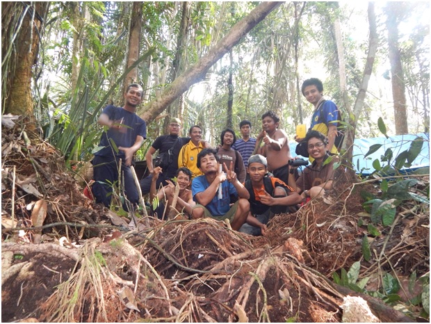 A FFI biodiversity survey team in its forest habitat.
