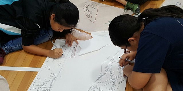 Students ideating on APRIL's flagship product PaperOne at CUBE 2016