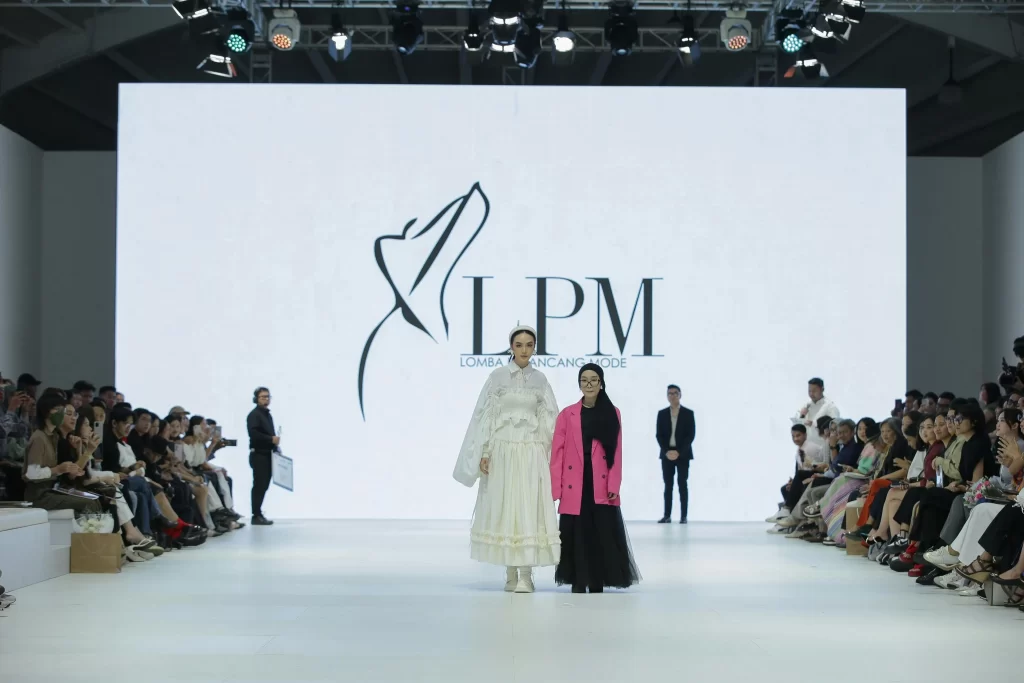 rge-apr-sustainable-fashion-show-3 Models present designs on a runway, supporting RGE’s efforts to promote sustainable fashion growth.