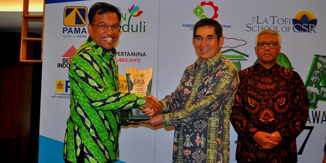 APRIL Director, Rudi Fajar receives Indonesia Green Awards 2017 from La Tofi School of CSR Jakarta. APRIL took home awards in the "Biodiversity Development and Energy Efficiency” and "New and Renewable Energy Development” categories.