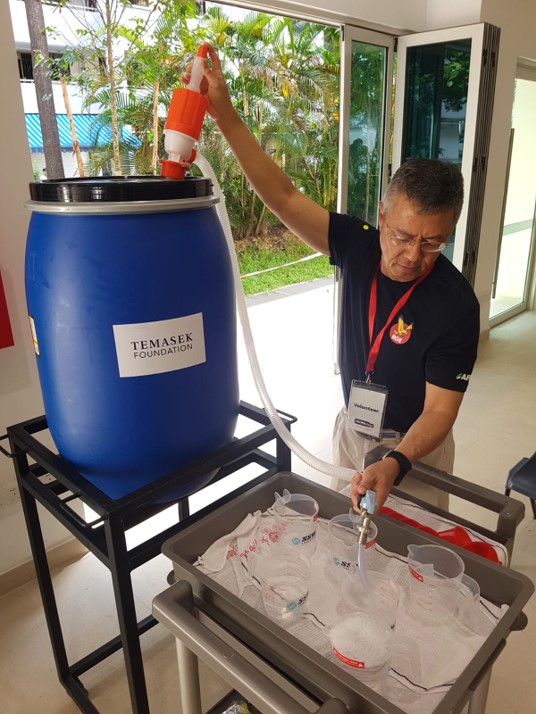 RGE Vice Chairman Bey Soo Khiang volunteers to give hand sanitisers