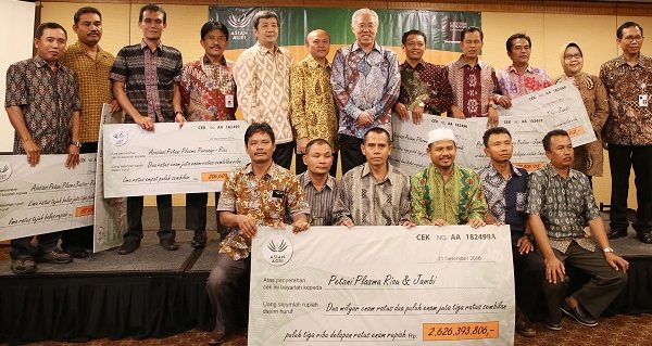 Asian Agri Distributes IDR 2.6 Billion to 29,000 Smallholders at Premium Sharing Ceremony