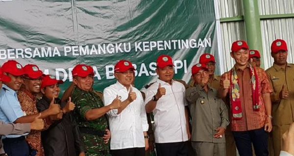 Riau Governor A Rachman, General Moeldoko and Anderson Tanoto giving the thumbs up to fire prevention initiatives led by APRIL Group