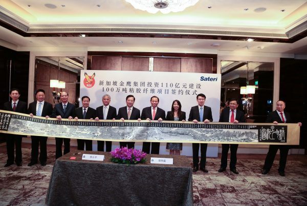 RGE, Sateri and the visiting Chinese delegation posing with a token of appreciation from Jiangxi.