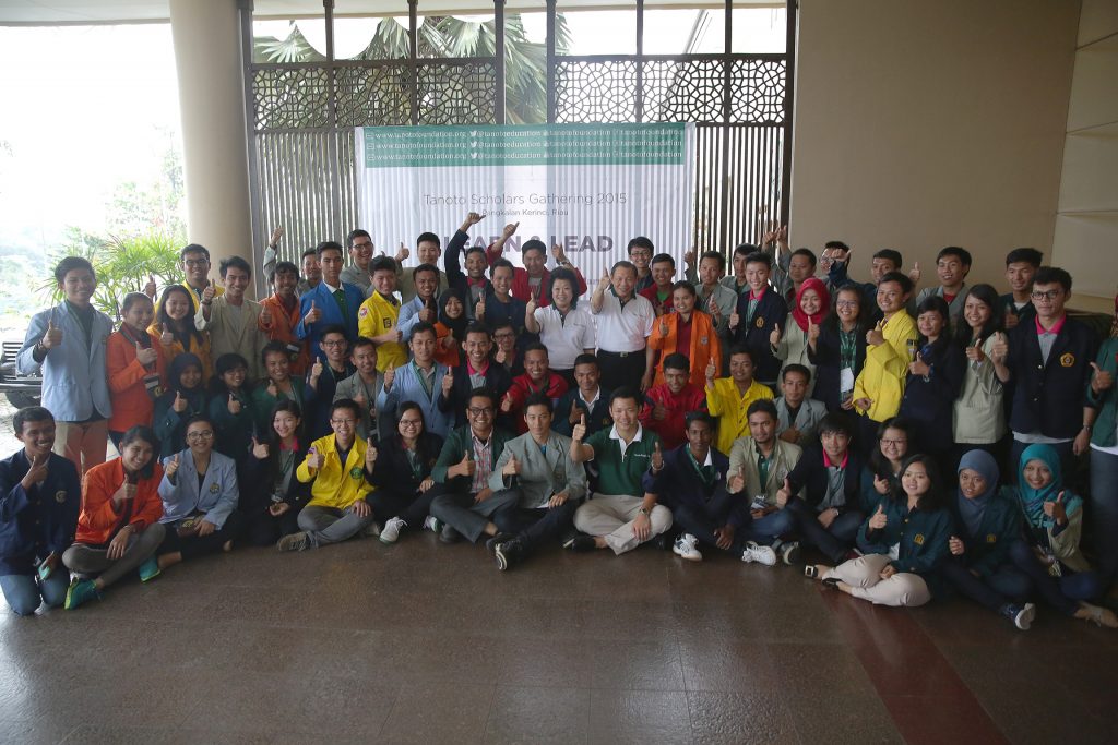 Mr and Mrs Sukanto Tanoto (middle in white top) with Tanoto Scholars and Anderson Tanoto 