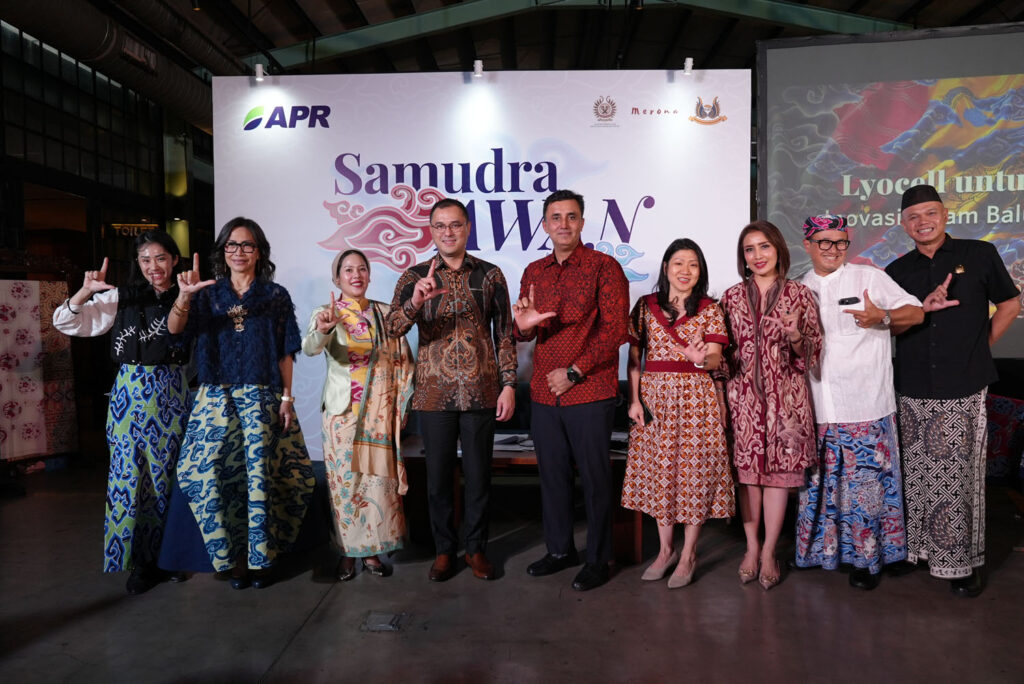Introducing lyocell as an alternative medium to traditional batik fabrics at the "Samudra Awan" event, Jakarta.
