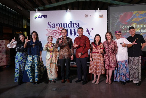 Introducing lyocell as an alternative medium to traditional batik fabrics at the "Samudra Awan" event, Jakarta.